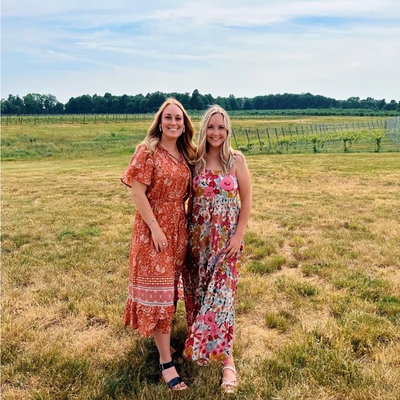 Meet your Posher, Nicole - Picture 1 of 1